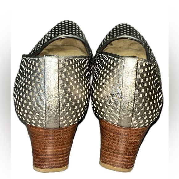 Stuart Weitzman Auth $399 Women's Gold Leather Cutout Accent Pumps Size 7.5M - Picture 10 of 11